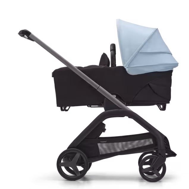 Zijaanzicht van de Bugaboo Dragonfly kinderwagen met wieg met graphite onderstel, midnight black bekleding en skyline blue zonnekap. - Main Image Slide 3 van 16