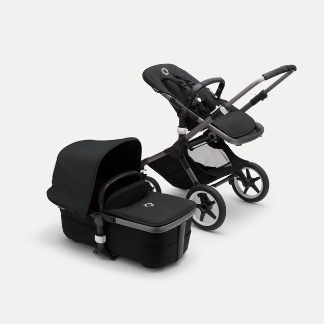 Bugaboo Fox 3 Liegewannen- und Sitz-Kinderwagen mit graphitfarbenem Rahmen, schwarzem Stoff und schwarzem Sonnendach. - Main Image Slide 5 of 7
