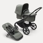 Bugaboo Fox 5 kinderwagen met wieg en stoel met black onderstel, forest green bekleding en forest green zonnekap.