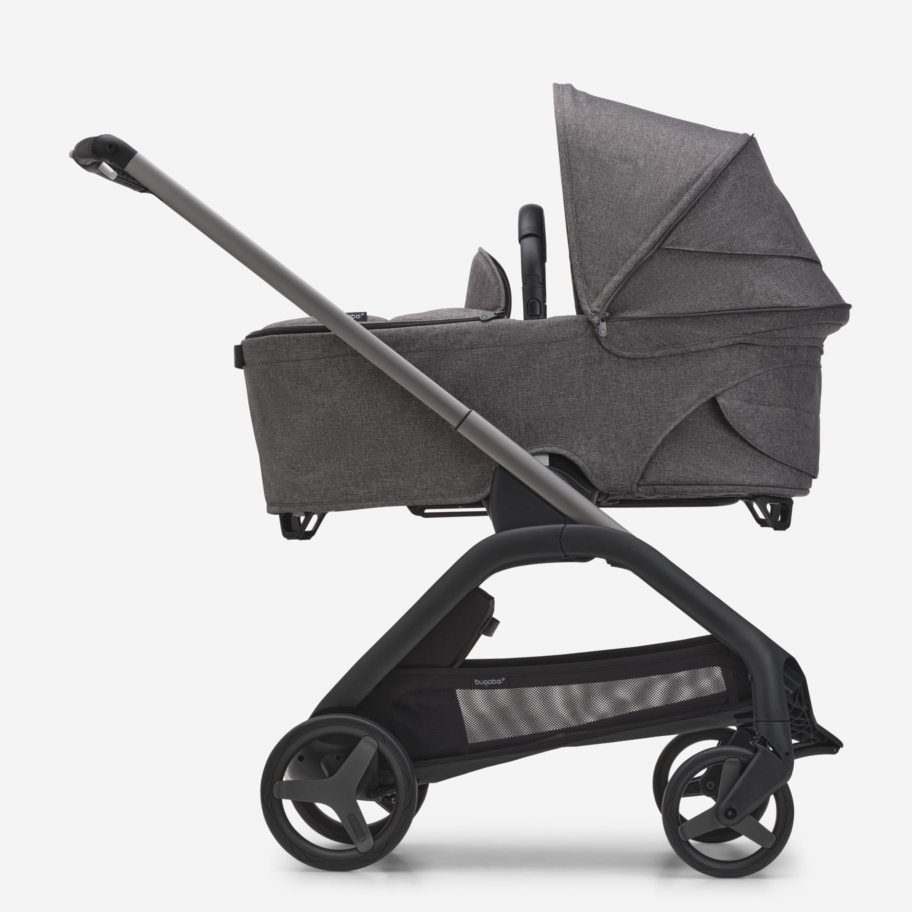 Vista laterale del passeggino con navicella Bugaboo Dragonfly con telaio graphite, tessuti grey melange e cappottina grey melange. - Main Modal Image Slide 3 of 16