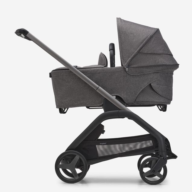 Vista laterale del passeggino con navicella Bugaboo Dragonfly con telaio graphite, tessuti grey melange e cappottina grey melange. - Main Image Slide 3 of 16