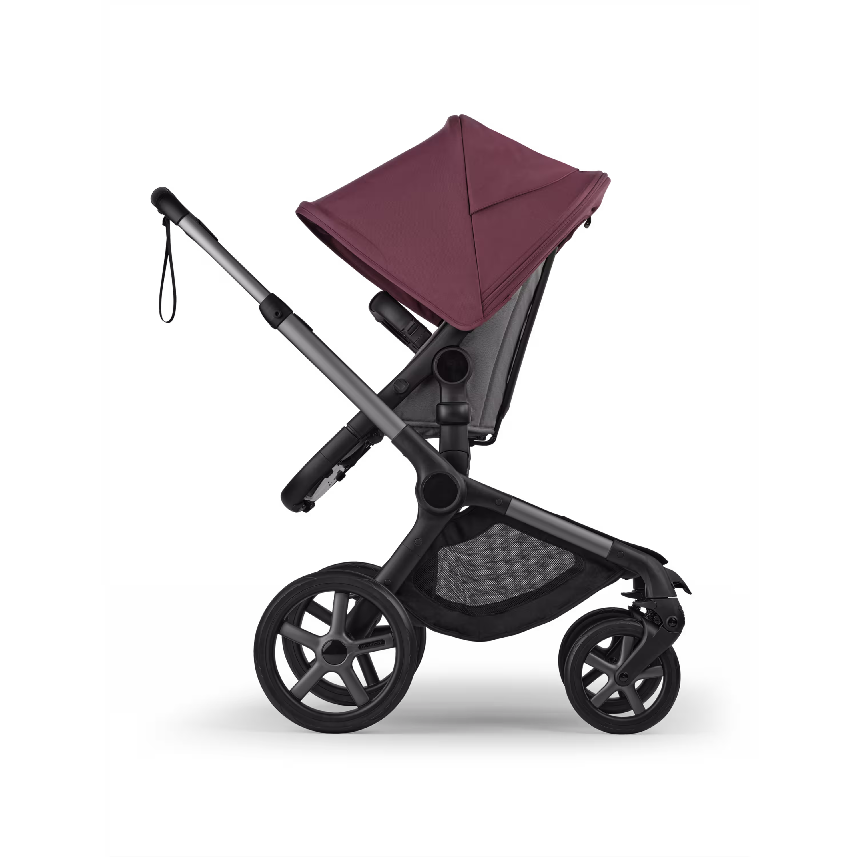 バガブー フォックス 5 リニュー シートストローラー、グラファイトのシャーシ（車体）、ムーングレーのファブリック、ダークチェリーのサンキャノピー付き。 - Main Modal Image Slide 3 of 12