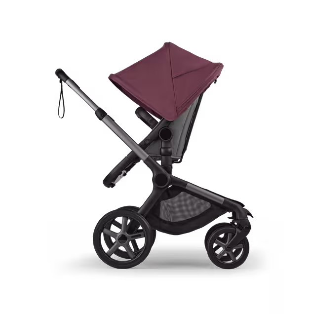 バガブー フォックス 5 リニュー シートストローラー、グラファイトのシャーシ（車体）、ムーングレーのファブリック、ダークチェリーのサンキャノピー付き。 - Main Image Slide 3 of 12