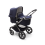 Bugaboo Fox 3 barnvagn med liggdel med grafitgrå ram, mörkblå klädsel och  sufflett.