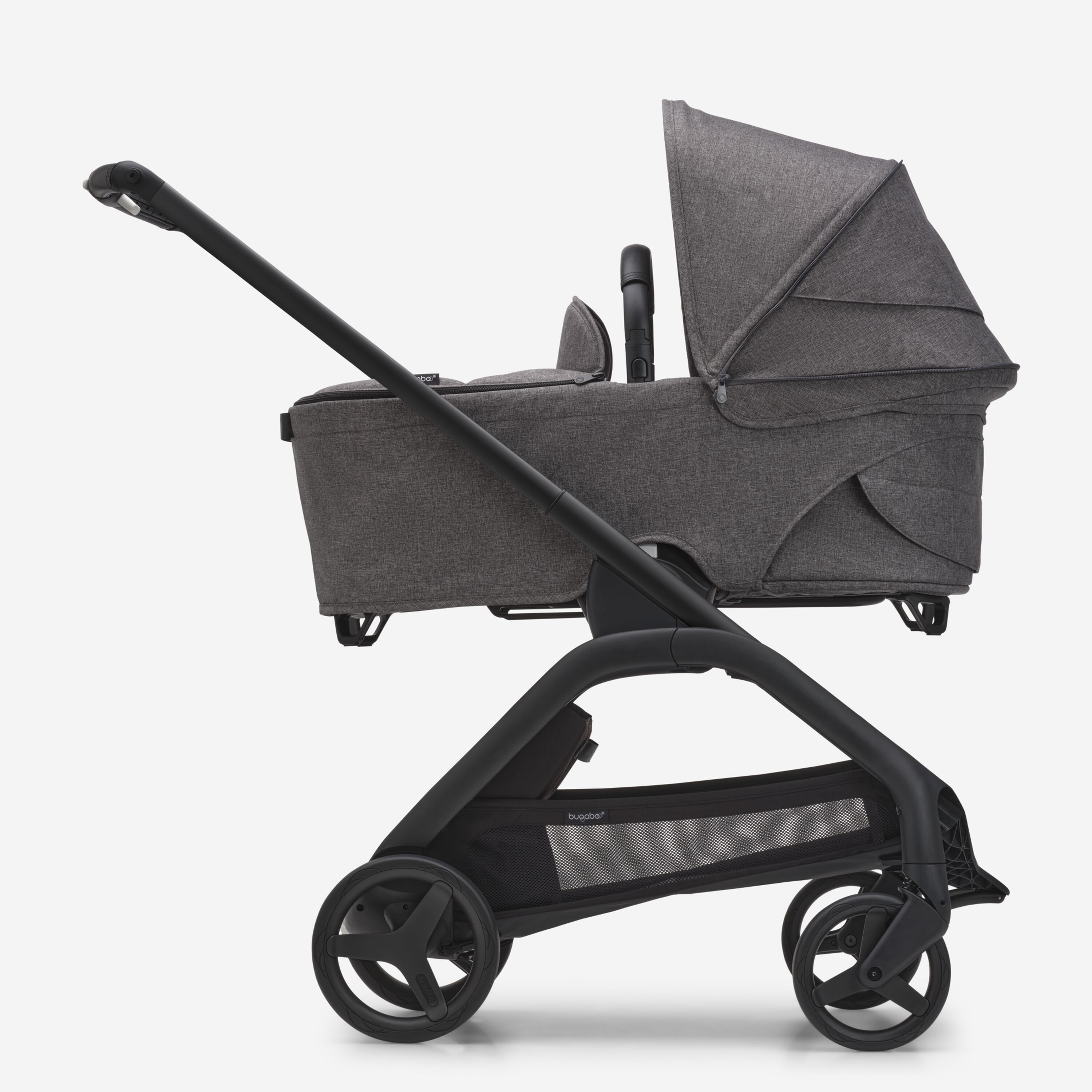 Vista laterale del passeggino con navicella Bugaboo Dragonfly con telaio black, tessuti grey melange e cappottina grey melange. - Main Modal Image Slide 3 of 16