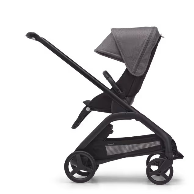 Vista lateral del carrito con silla Bugaboo Dragonfly con chasis negro, fundas negro medianoche y capota gris melange. - Main Image Slide 2 of 16