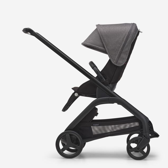 Vista laterale del passeggino Bugaboo Dragonfly con seduta e telaio black, tessuti midnight black e cappottina grey melange. - Main Image Slide 2 of 16