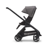 Seitenansicht des Bugaboo Dragonfly Sitz-Kinderwagens mit schwarzem Fahrgestell, mitternachtsschwarzem Stoff und grau meliertem Sonnendach.