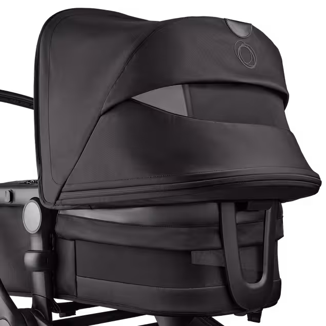 ブラック ムーンライト配色のバガブー フォックス 5 ノワール限定エディションのサンキャノピーとキャリーコットのクロースアップ。 キャノピーとキャリーコットの通気性パネルが見えている。 - Main Image Slide 7 of 15