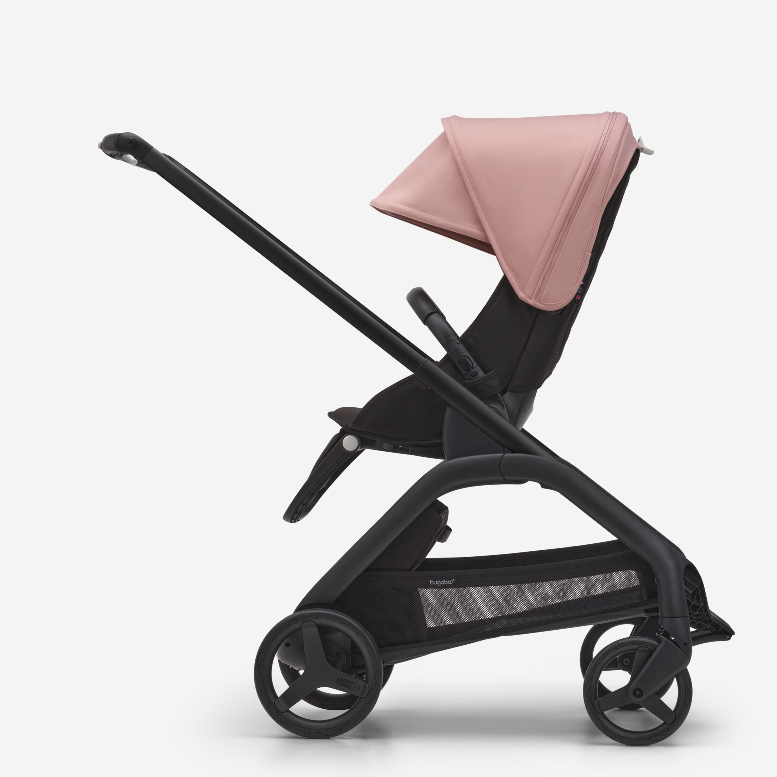 Seitenansicht des Bugaboo Dragonfly Sitz-Kinderwagens mit schwarzem Fahrgestell, mitternachtsschwarzem Stoff und morgenrosa Sonnendach. - Main Modal Image Slide 2 of 16