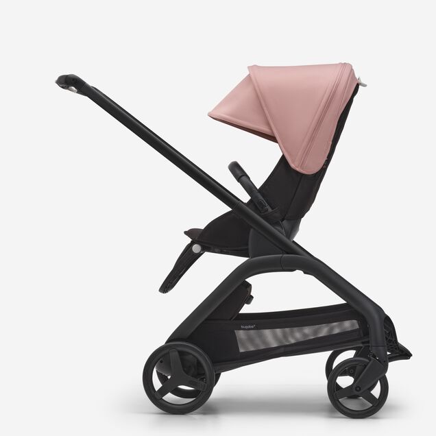 Seitenansicht des Bugaboo Dragonfly Sitz-Kinderwagens mit schwarzem Fahrgestell, mitternachtsschwarzem Stoff und morgenrosa Sonnendach. - Main Image Slide 2 of 16