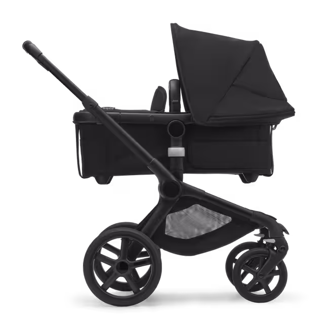 Bugaboo Fox 5 Liegewanne und Sitzkinderwagen mit schwarzem Fahrgestell, mitternachtsschwarzen Stoffen und mitternachtsschwarzem Sonnendach. - Main Image Slide 2 of 13