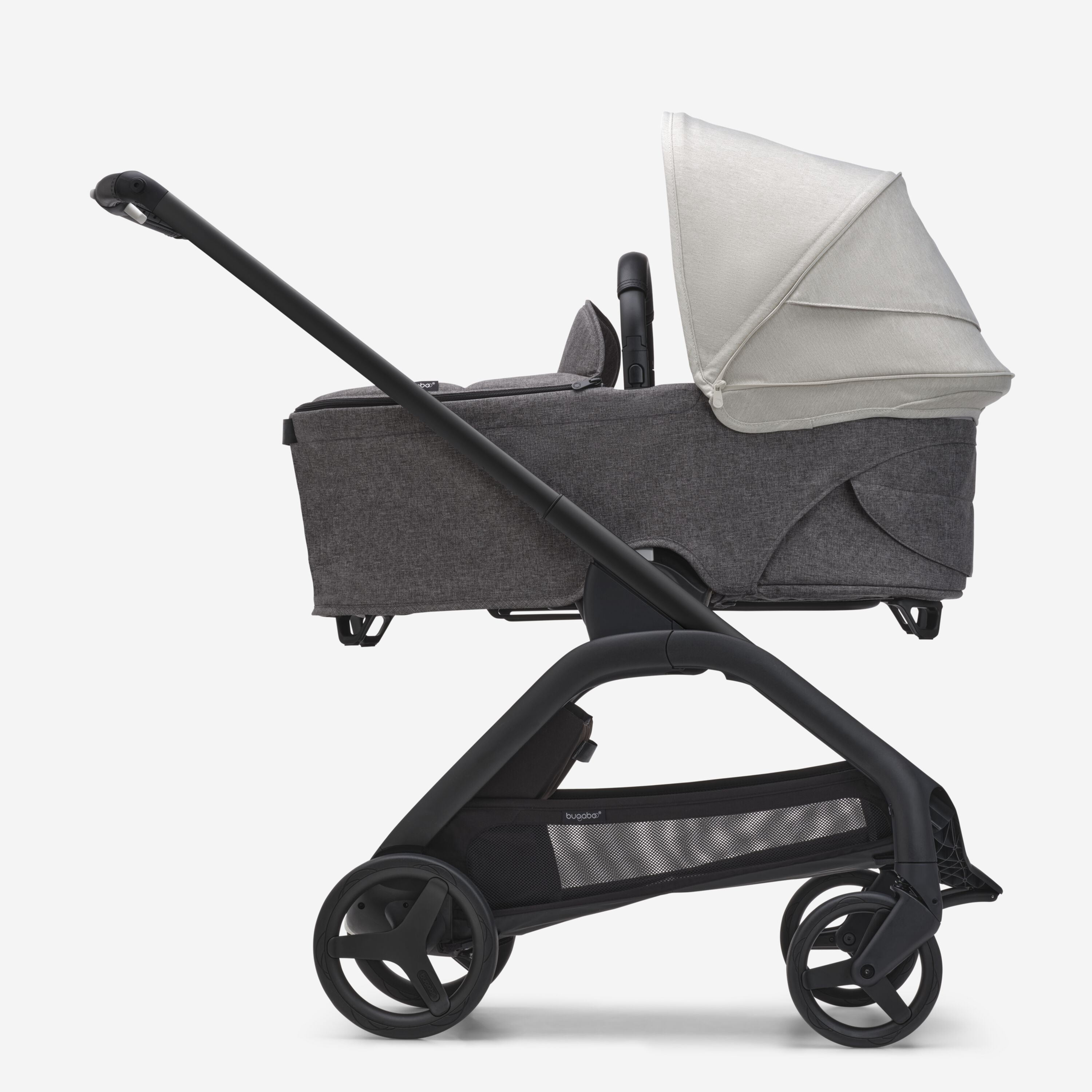 Vista laterale del passeggino con navicella Bugaboo Dragonfly con telaio black, tessuti grey melange e cappottina misty white. - Main Modal Image Slide 3 of 16
