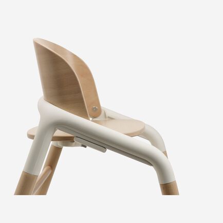 Seat of the Bugaboo Giraffe chair in neutral wood/white.