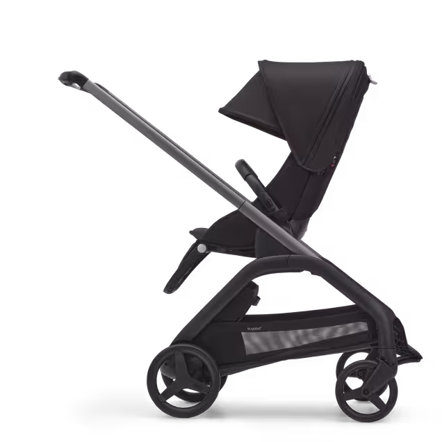 Vue latérale de la poussette Bugaboo Dragonfly avec siège, châssis graphite, housse nuit noire et capote nuit noire. - Main Image Slide 2 of 16