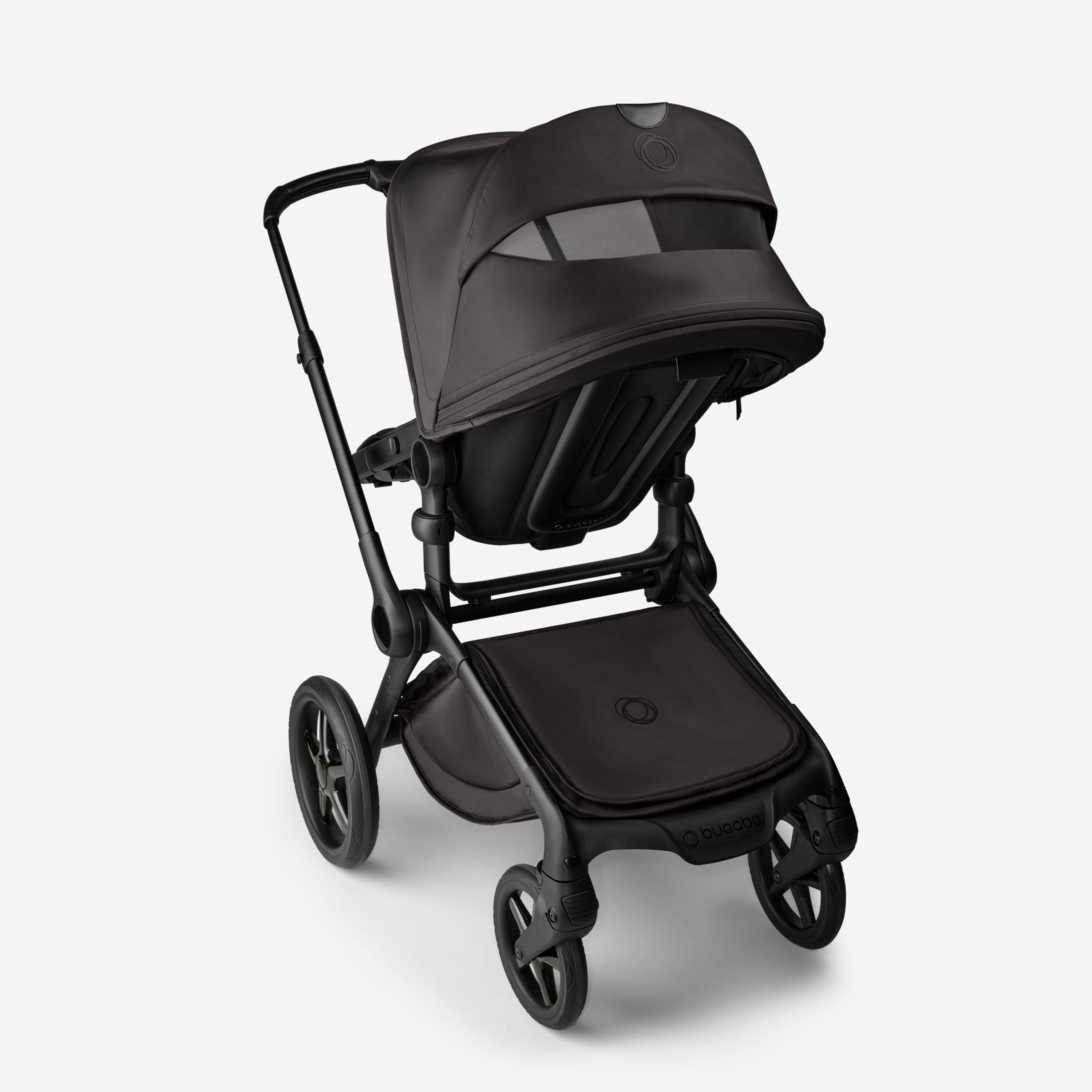 Rückansicht des Kinderwagens Bugaboo Fox 5 Noir Limited Edition in Tiefschwarz mit sichtbarem Peek-a-boo-Paneel im Sonnendach. - Main Modal Image Slide 5 of 15