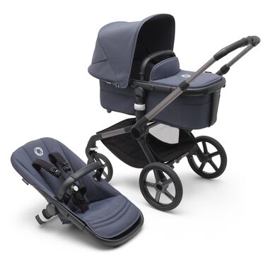 Poussette siège et nacelle Bugaboo Fox 5 avec châssis graphite, habillages bleu tonnerre et capote bleu tonnerre.