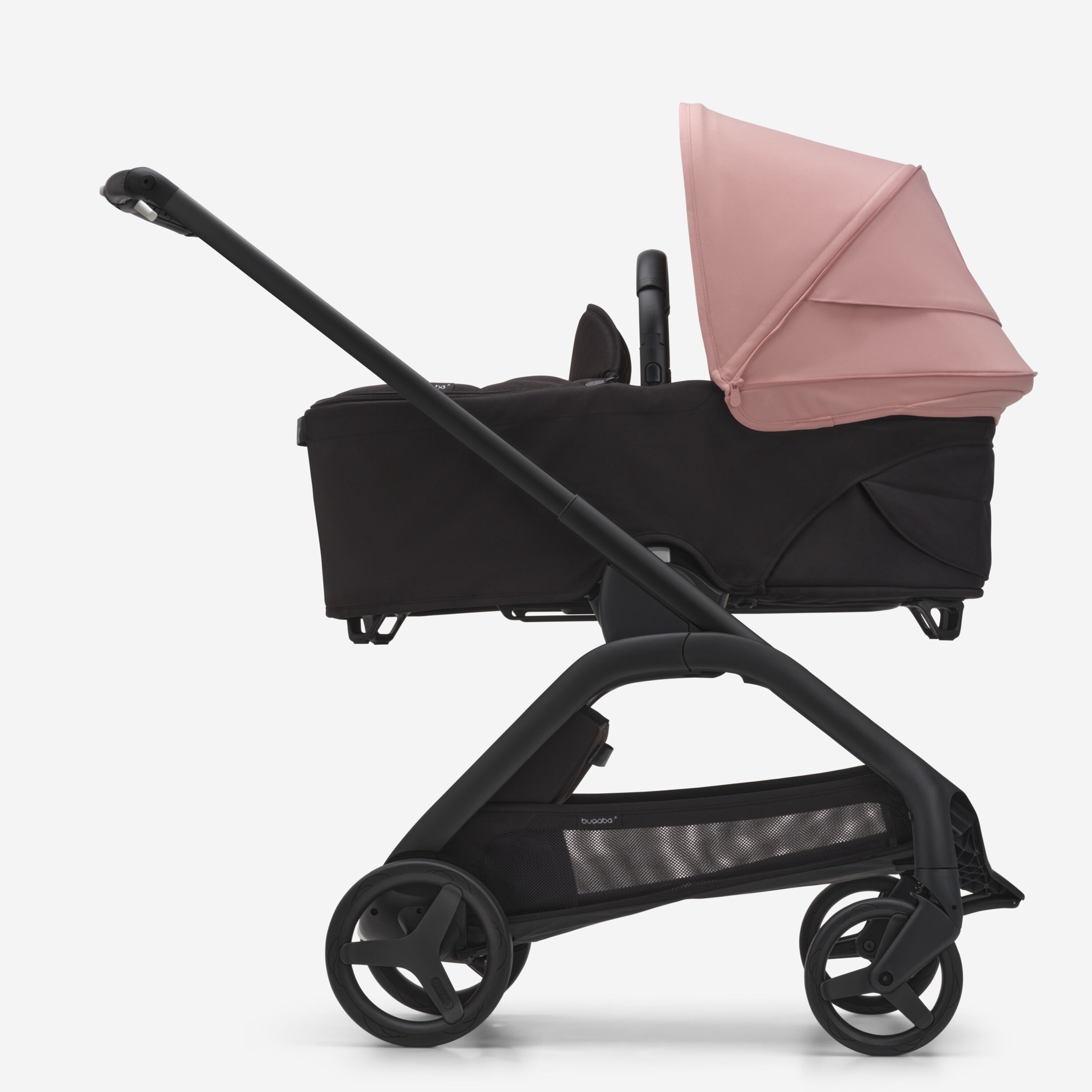 Seitenansicht des Bugaboo Dragonfly Liegewannen-Kinderwagens mit schwarzem Fahrgestell, mitternachtsschwarzem Stoff und morgenrosa Sonnendach. - Main Modal Image Slide 3 of 16
