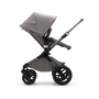 Bugaboo Fox 3 barnvagn med sittdel med grafitgrå ram, ljusgrå klädsel och sufflett sedd från sidan.
