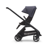 Seitenansicht des Bugaboo Dragonfly Sitz-Kinderwagens mit schwarzem Fahrgestell, mitternachtsschwarzem Stoff und sturmblauem Sonnendach.