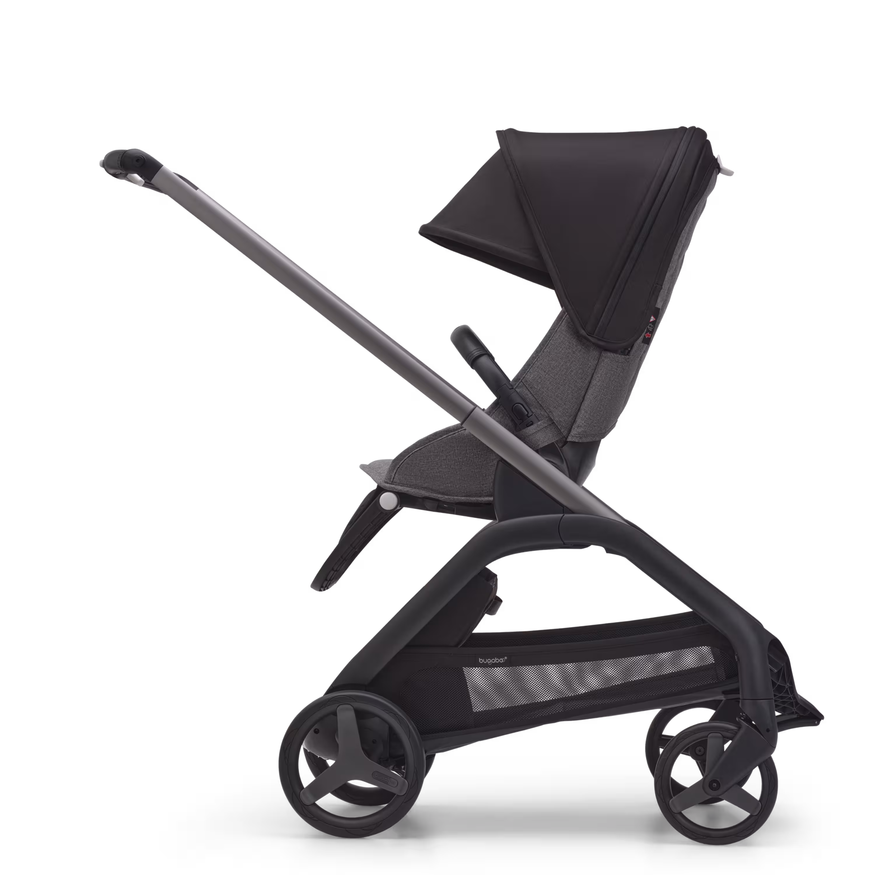 グラファイトのシャーシ、グレーメランジのファブリック、ミッドナイトブラックのサンキャノピーを装着したバガブー ドラゴンフライ シートストローラーの横からの外観。 - Main Modal Image Slide 2 of 16