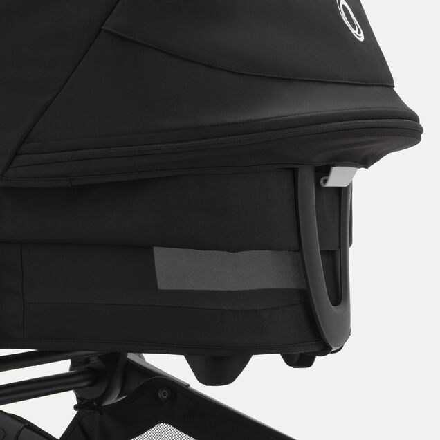 Close-up van de Bugaboo Fox 5 wieg met breezy panelen. - Main Image Slide 9 van 12