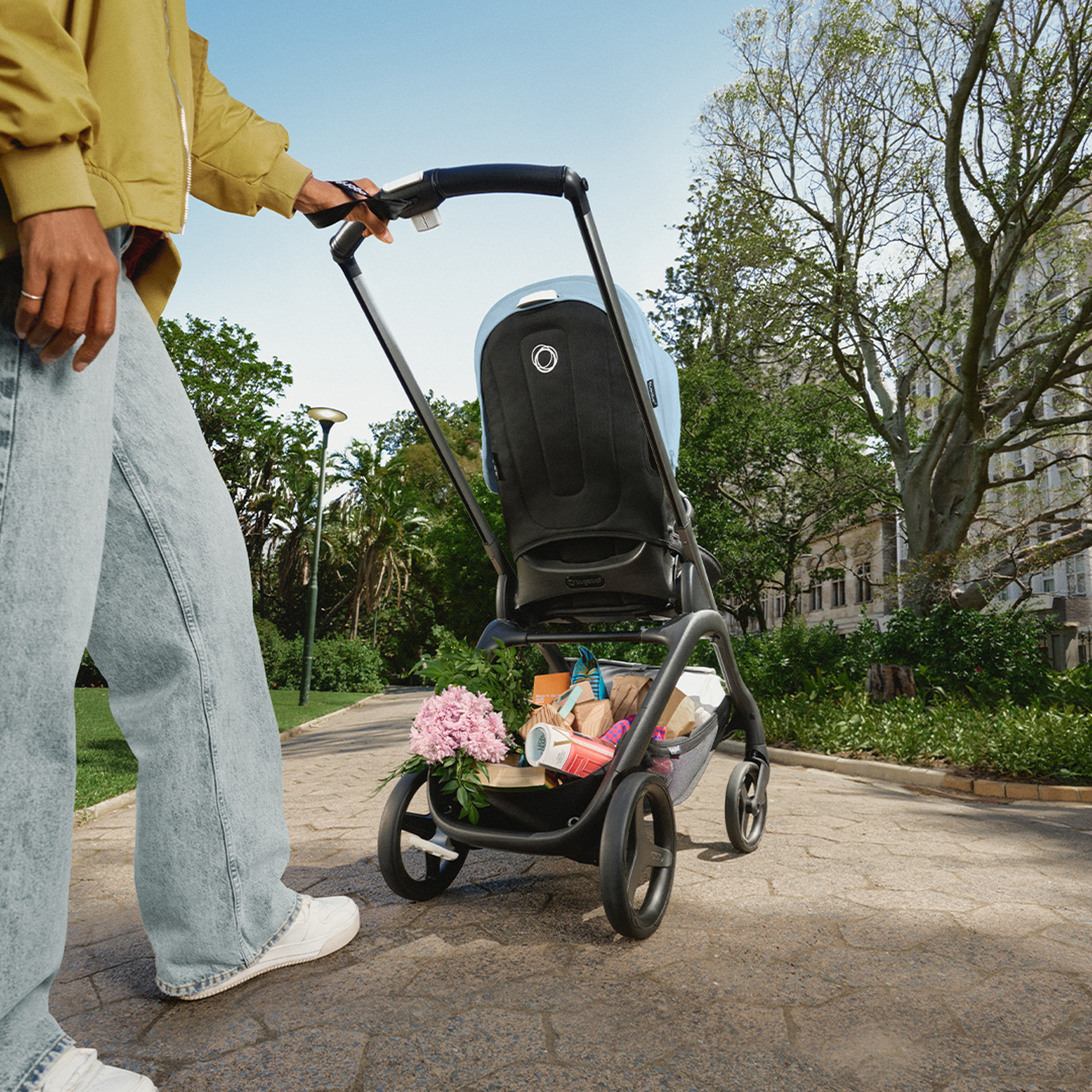 RBLU Bugaboo Dragonfly bassinet and seat stroller black base, midnight black fabrics, midnight black  sun canopy - Thumbnail Slide 6 van 10