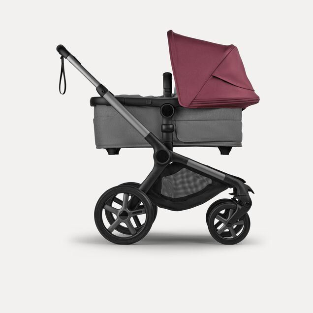 バガブー フォックス 5 リニュー キャリーコット 新生児用ベビーカー、グラファイトのシャーシ（車体）、ムーングレーのファブリック、ダークチェリーのサンキャノピー付き。 - Main Image Slide 2 of 12