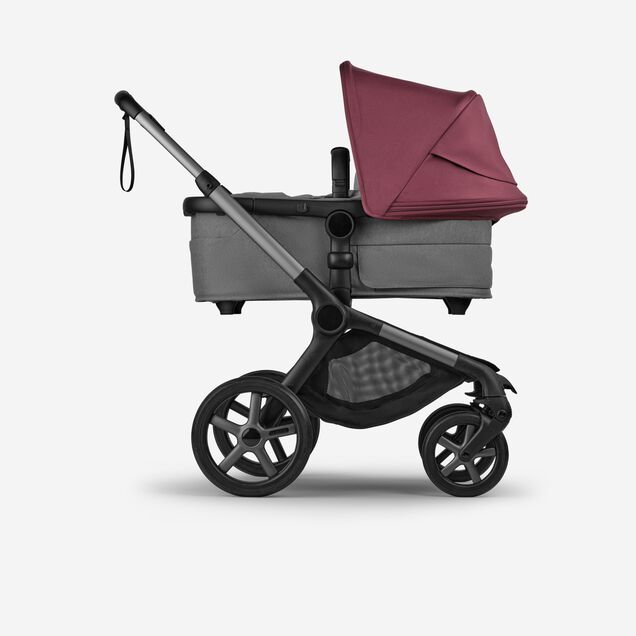 バガブー フォックス 5 リニュー キャリーコット 新生児用ベビーカー、グラファイトのシャーシ（車体）、ムーングレーのファブリック、ダークチェリーのサンキャノピー付き。 - Main Image Slide 2 of 12