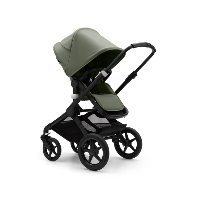 Bugaboo Fox 3 barnvagn med sittdel med svart ram, skogsgrön klädsel och sufflett.