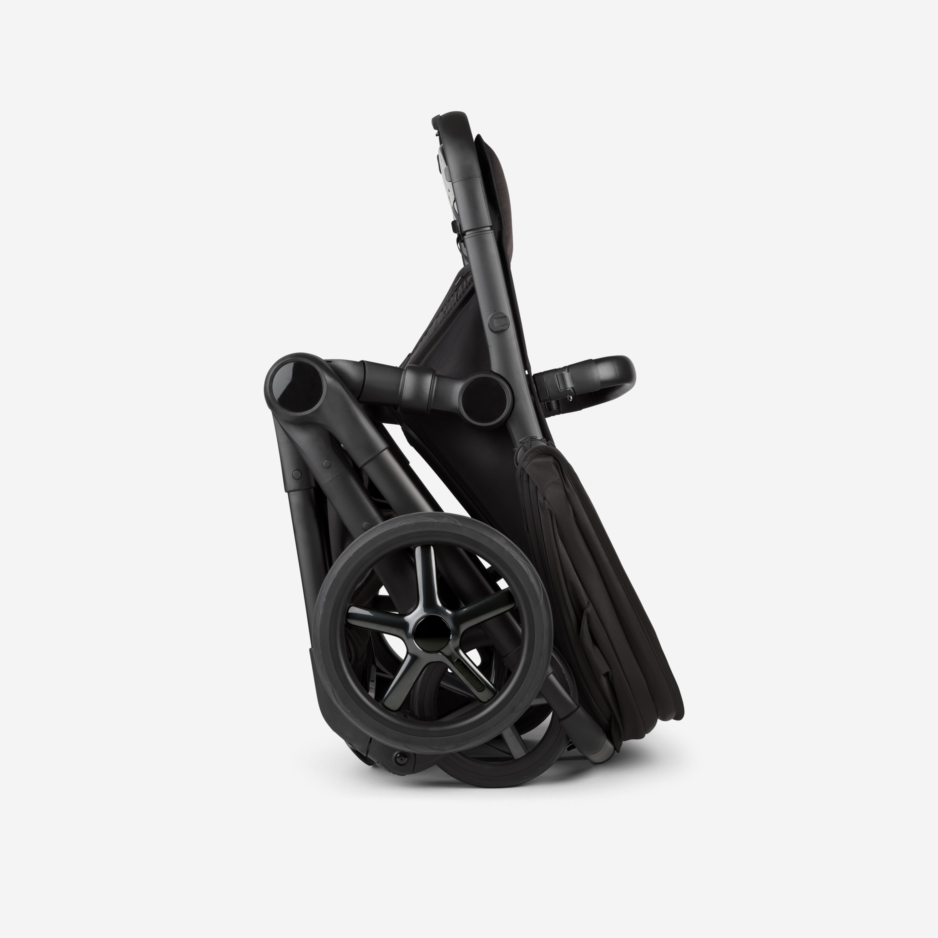 Ein Kinderwagen Bugaboo Fox 5 Noir Limited Edition in der Farbe Tiefschwarz, zusammengeklappt. - Main Modal Image Slide 10 of 15