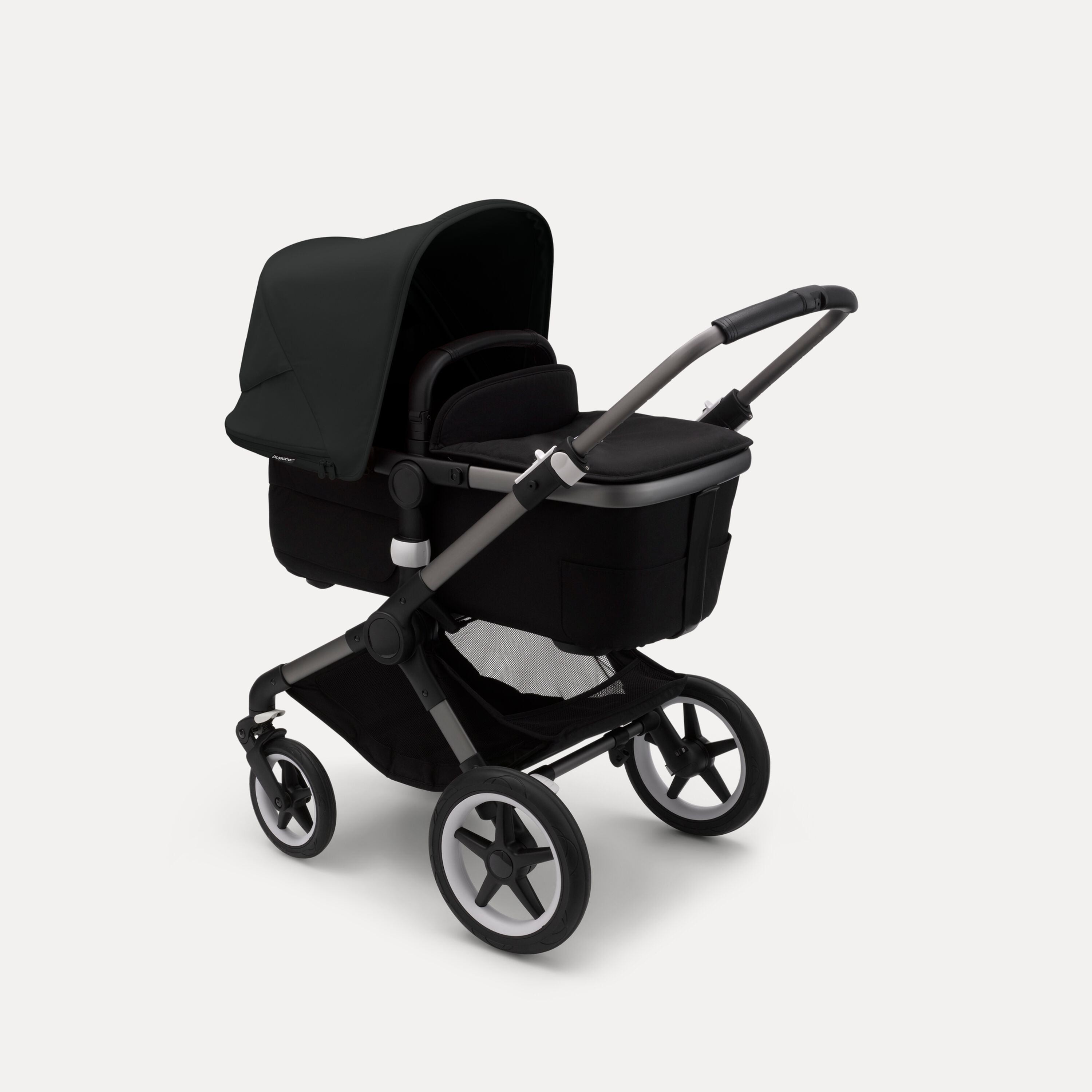 Bugaboo Fox 3 Liegewannen-Kinderwagen mit graphitfarbenem Rahmen, schwarzem Stoff und schwarzem Sonnendach. - Main Modal Image Slide 2 of 7