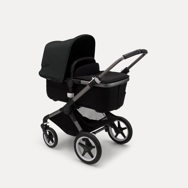 Bugaboo Fox 3 Liegewannen-Kinderwagen mit graphitfarbenem Rahmen, schwarzem Stoff und schwarzem Sonnendach. - Main Image Slide 2 of 7