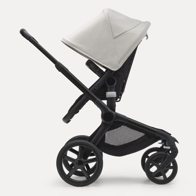 Zijaanzicht van de Bugaboo Fox 5 kinderwagen met stoel met black onderstel, midnight black bekleding en misty white zonnekap. - Main Image Slide 3 van 12
