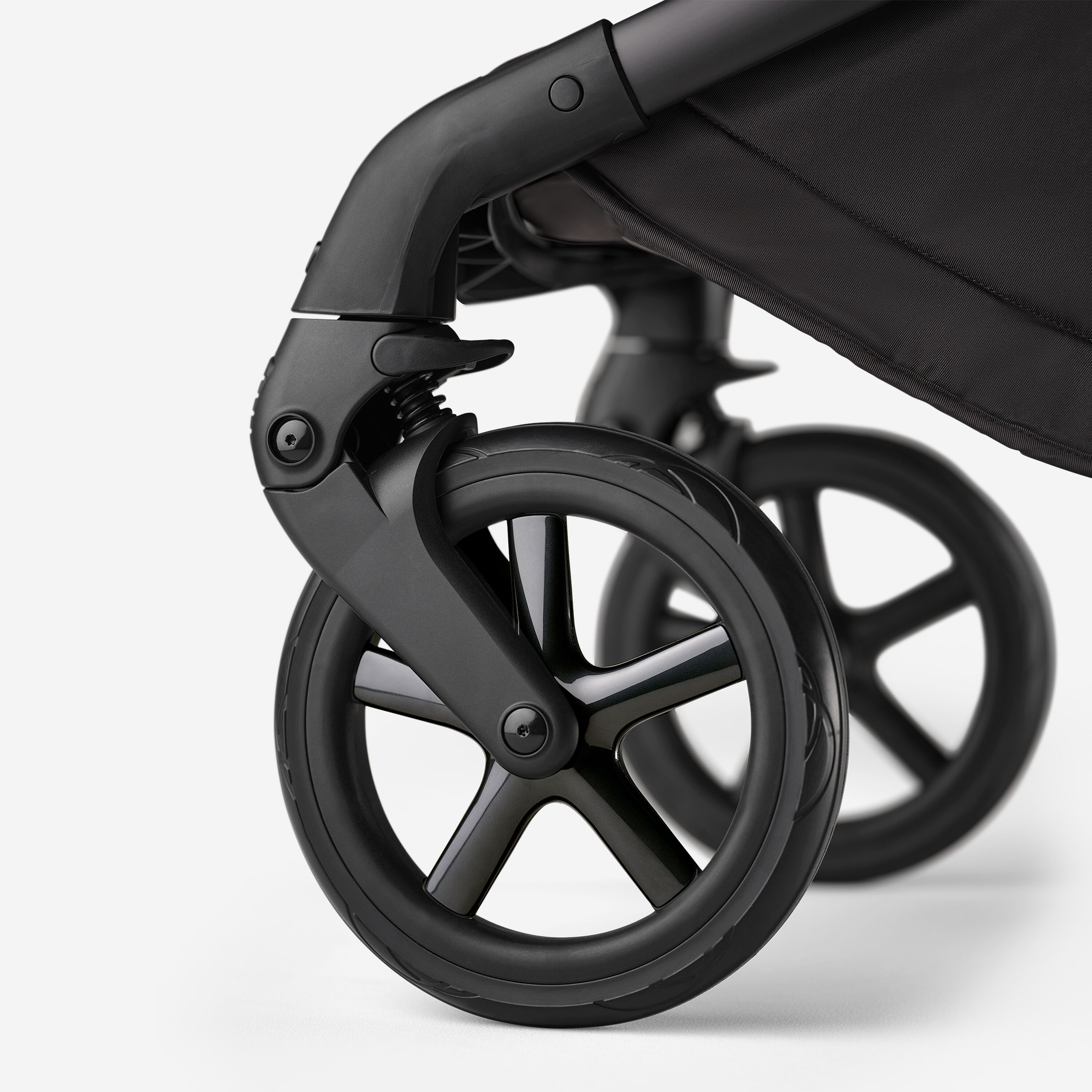 Eine Nahaufnahme der Räder des Bugaboo Fox 5 Noir Limited Edition in der Farbvariante Tiefschwarz. Die Radkappen haben polierte Felgen. - Main Modal Image Slide 12 of 15