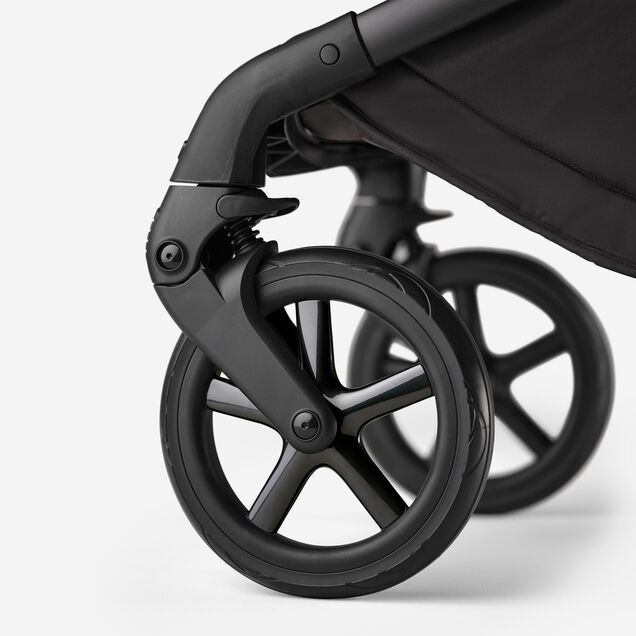 Eine Nahaufnahme der Räder des Bugaboo Fox 5 Noir Limited Edition in der Farbvariante Tiefschwarz. Die Radkappen haben polierte Felgen. - Main Image Slide 12 of 15