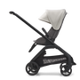 Vue latérale de la poussette Bugaboo Dragonfly avec siège, châssis noir, housse gris chiné et capote blanc brume.