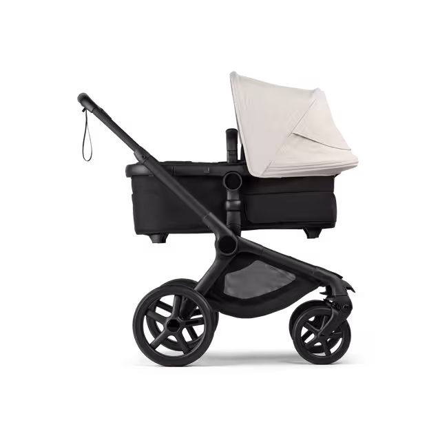 Poussette nouveau-né Bugaboo Fox 5 Renew avec nacelle, châssis noir, habillages Noir prestige, capote Blanc brume. - Main Image Slide 2 of 12