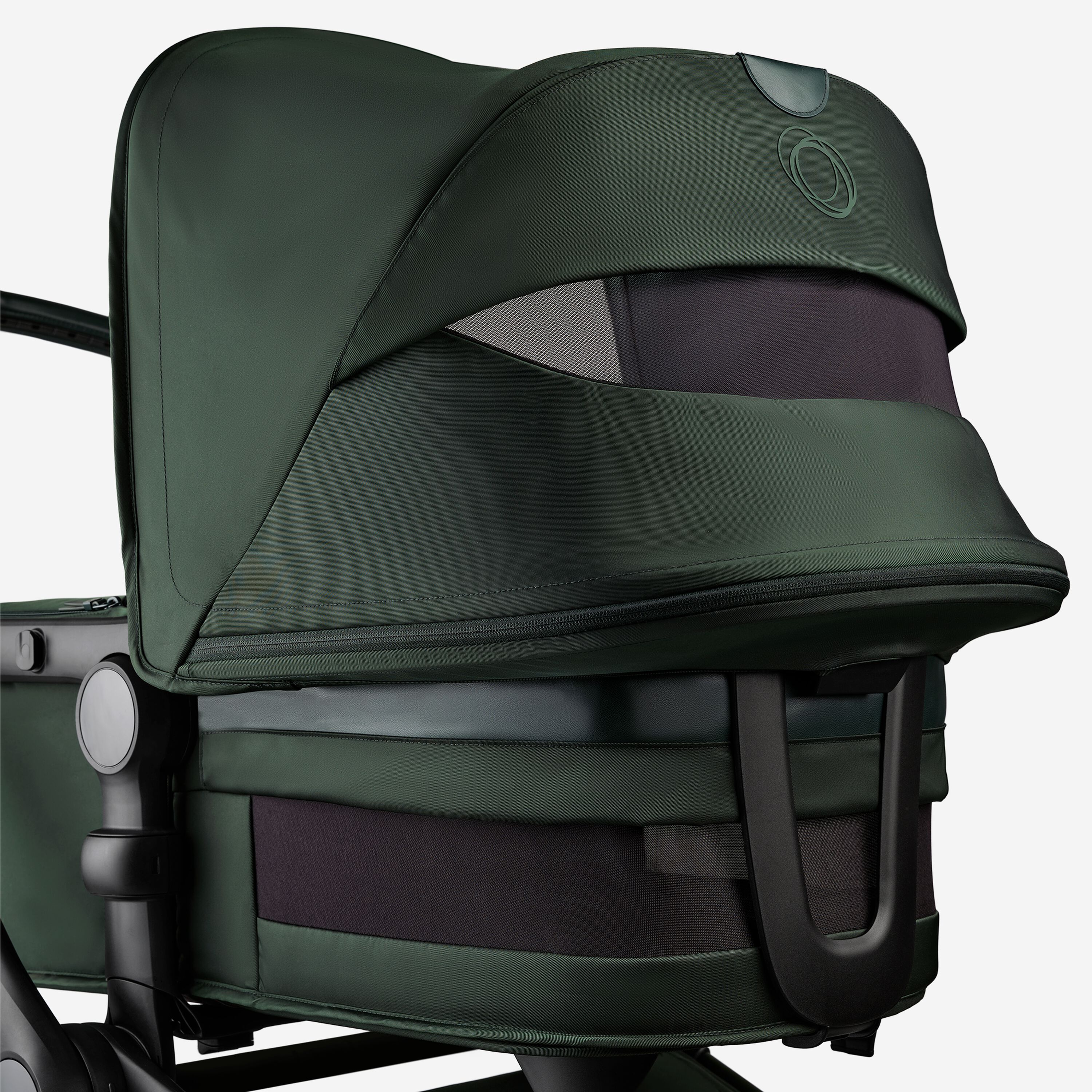 Gros plan sur la capote et la nacelle de la Bugaboo Fox 5 Édition limitée Noir Vert nuit. La capote et les panneaux d'aération de la nacelle sont visibles. - Main Modal Image Slide 7 of 15