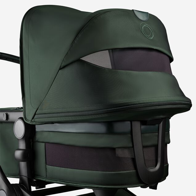 Gros plan sur la capote et la nacelle de la Bugaboo Fox 5 Édition limitée Noir Vert nuit. La capote et les panneaux d'aération de la nacelle sont visibles. - Main Image Slide 7 of 15