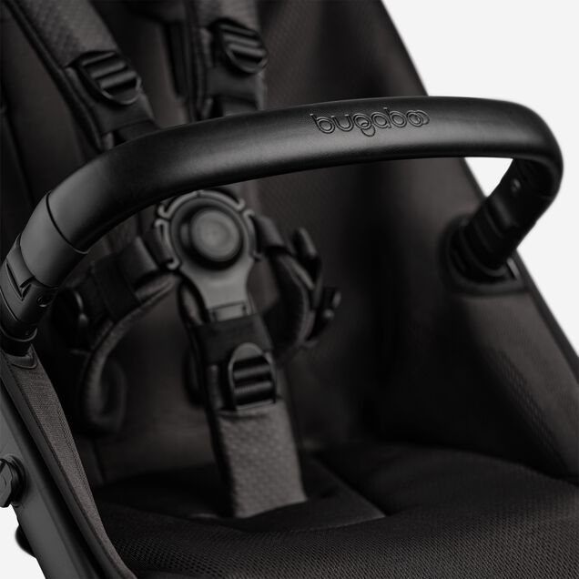 Nahaufnahme des Sicherheitsbügels und des Sitzes des Bugaboo Fox 5 Noir Limited Edition in Tiefschwarz. - Main Image Slide 13 of 15