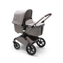 Bugaboo Fox 3 barnvagn med liggdel med grafitgrå ram, ljusgrå klädsel och sufflett.