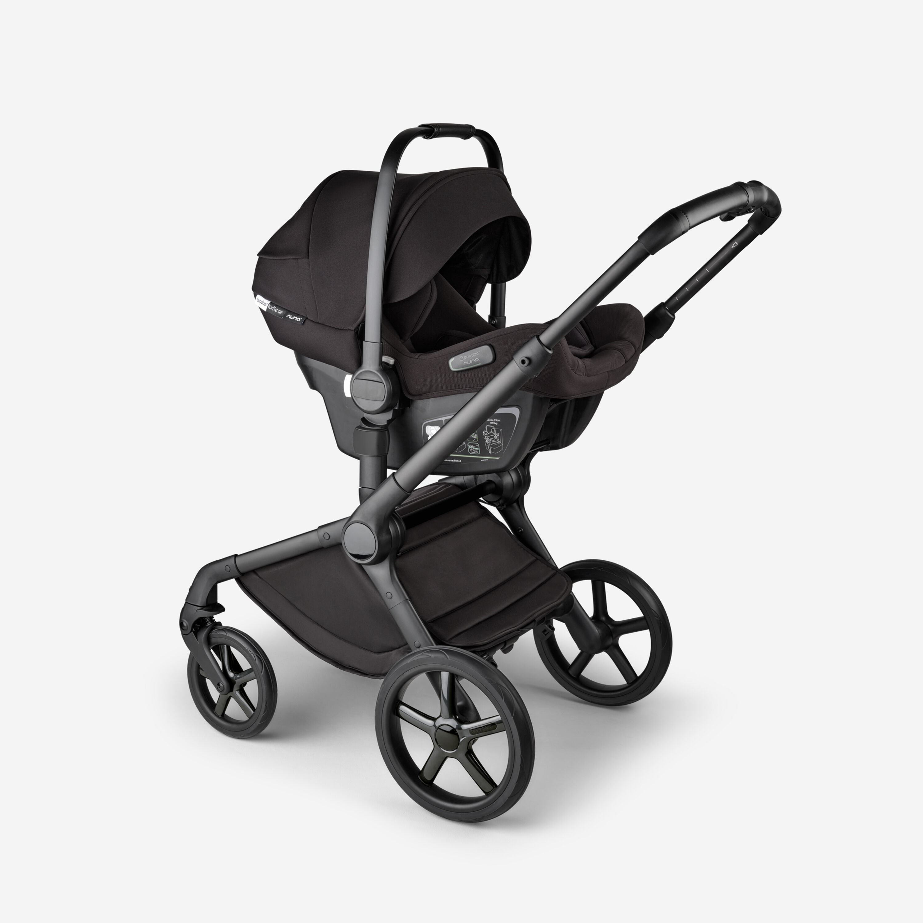 Ein Kinderwagen Bugaboo Fox 5 Noir in limitierter Auflage mit einem Bugaboo-Autositz Turtle Air by Nuna. - Main Modal Image Slide 14 of 15