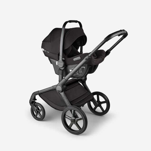 Ein Kinderwagen Bugaboo Fox 5 Noir in limitierter Auflage mit einem Bugaboo-Autositz Turtle Air by Nuna. - Main Image Slide 14 of 15