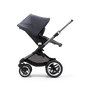 Bugaboo Fox 3 barnvagn med sittdel med grafitgrå ram, stormblå klädsel och sufflett.