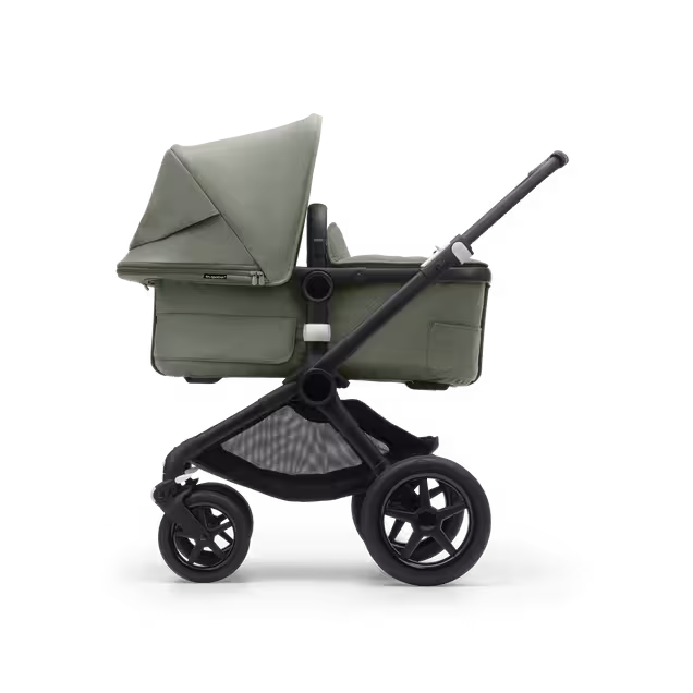 Zijaanzicht van een Bugaboo Fox 3 kinderwagen met wieg, met black frame, forest green bekleding en forest green zonnekap. - Main Image Slide 9 van 9