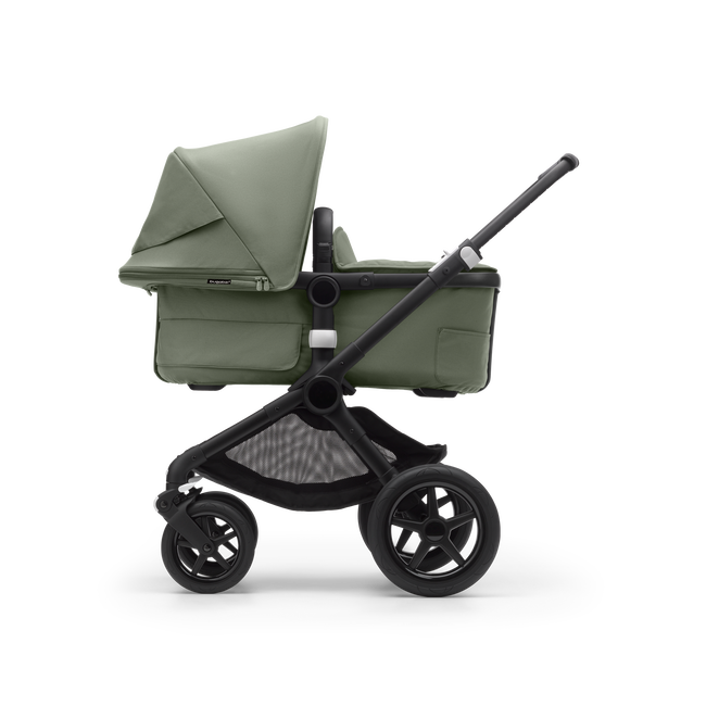 Bugaboo Fox 3 barnvagn med liggdel med svart ram, skogsgrön klädsel och sufflett sedd från sidan.