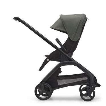 Vista lateral del carrito con silla Bugaboo Dragonfly con chasis negro, fundas negro medianoche y capota verde bosque. - view 2