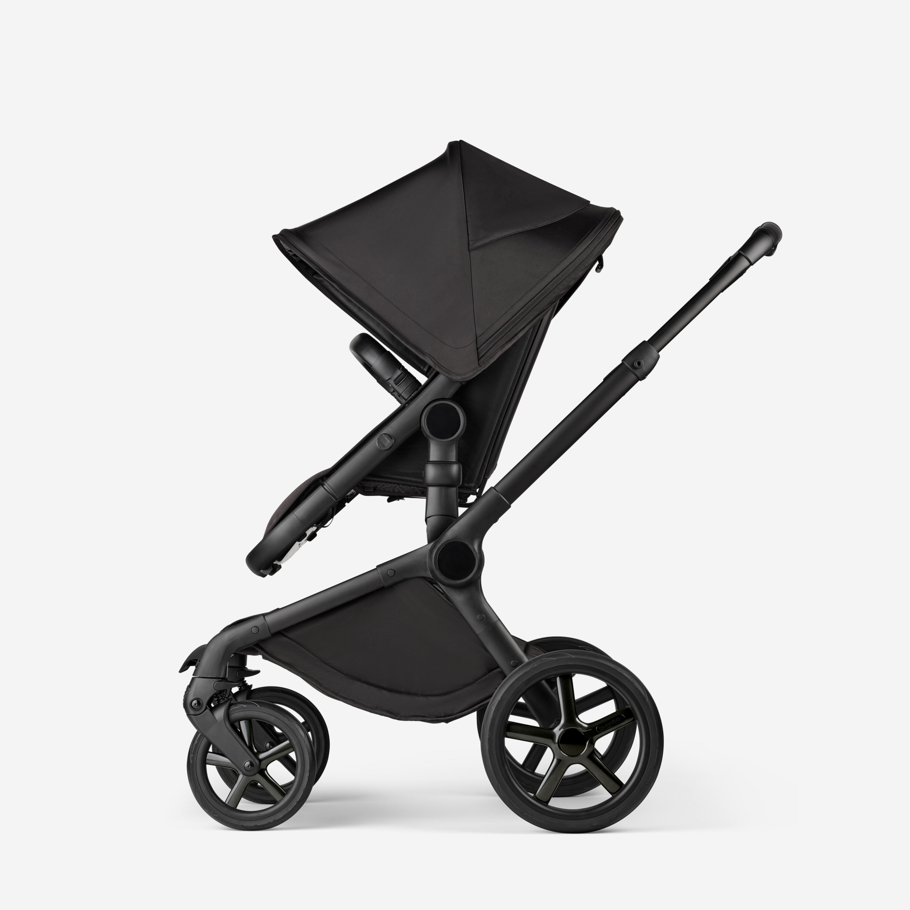 Seitenansicht des Sitz-Kinderwagens Bugaboo Fox 5 Noir Limited Edition in der Farbvariante Tiefschwarz. - Main Modal Image Slide 4 of 15