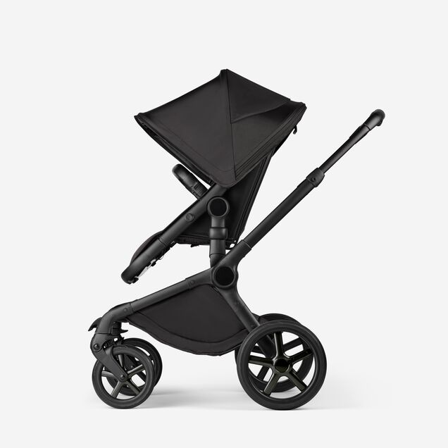 Seitenansicht des Sitz-Kinderwagens Bugaboo Fox 5 Noir Limited Edition in der Farbvariante Tiefschwarz. - Main Image Slide 4 of 15